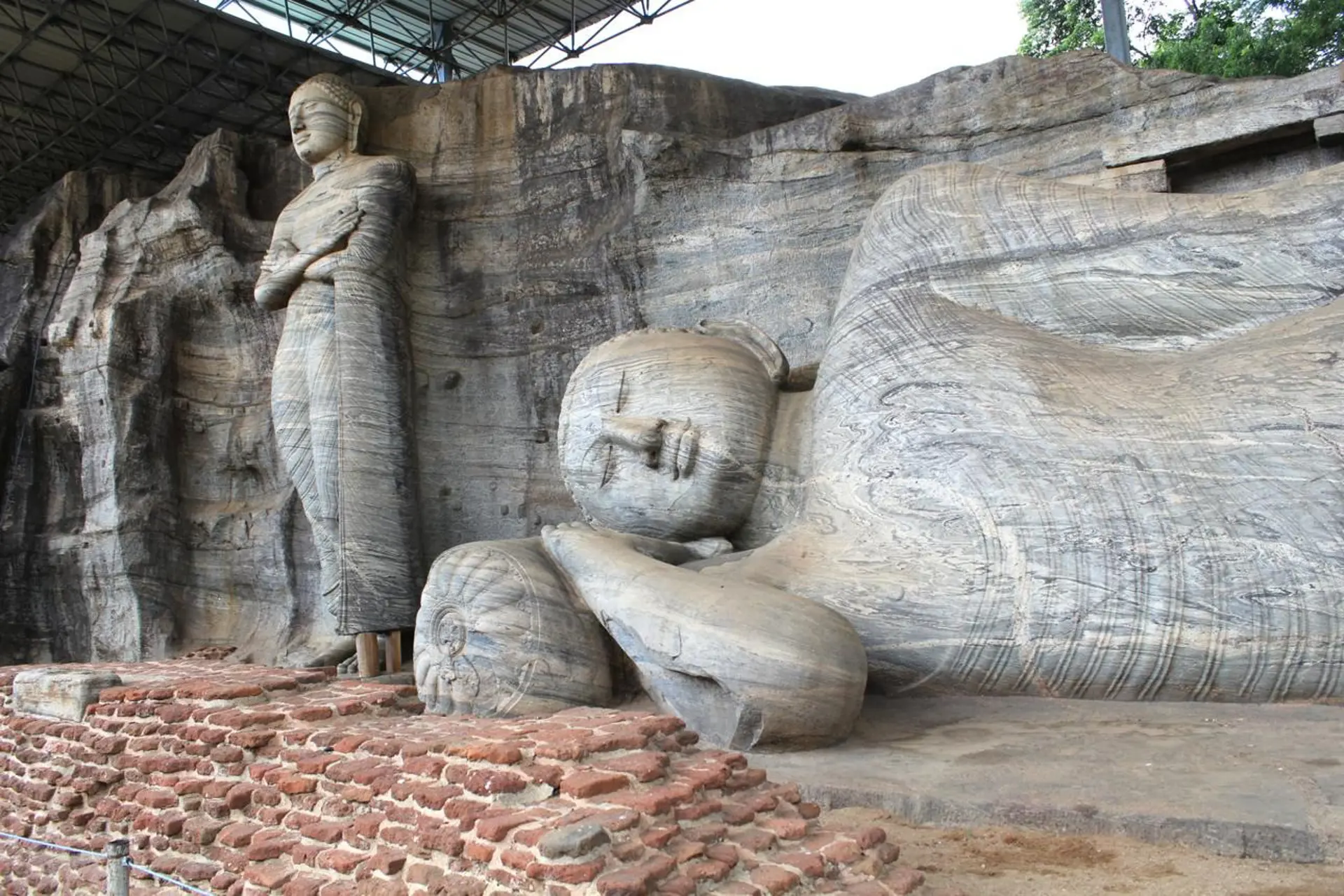 Gal Vihara: 5 Bí Ẩn Về Những Tượng Phật Tạc Vào Đá Hơn 800 Năm 