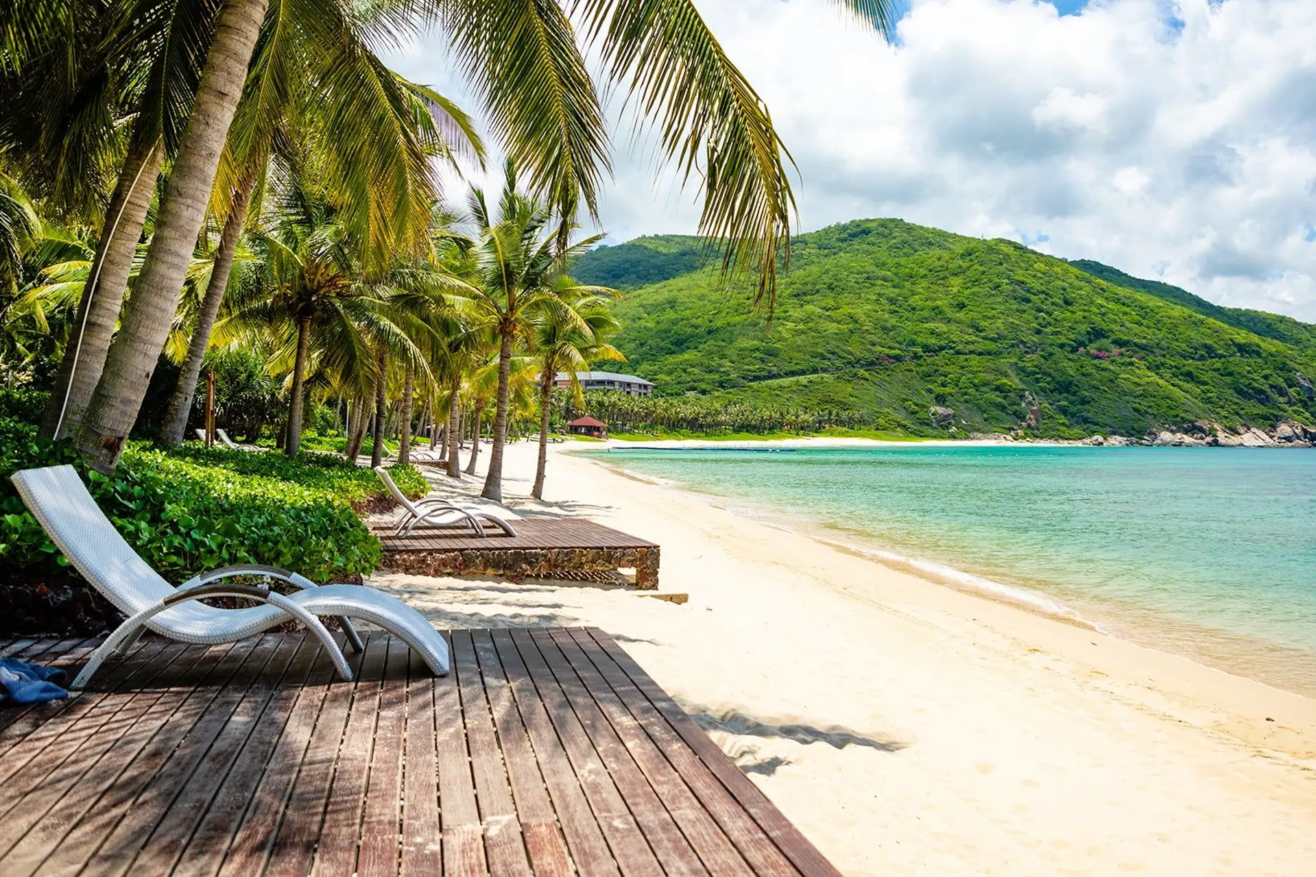 Tam Á Hải Nam: Có gì ngoài resort và bãi cát trắng? 