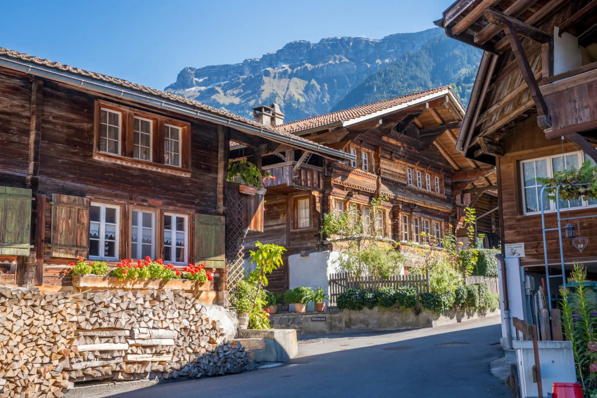 Làng Brienz Thụy Sĩ: Làng chạm khắc gỗ bên hồ Brienz xanh ngọc 