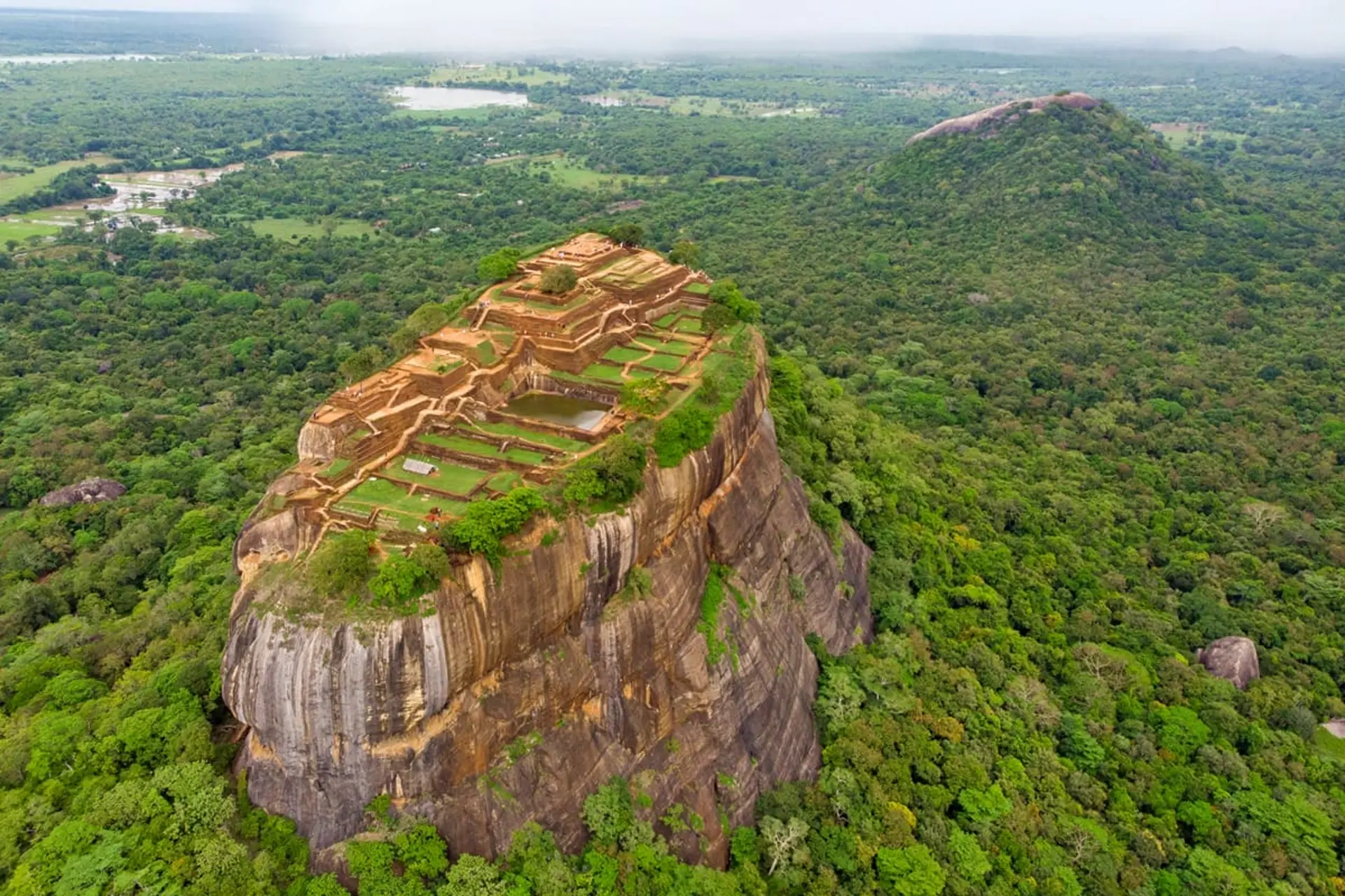 Leo Sigiriya có khó không? 7 lưu ý trước khi chinh phục 1.200 bậc thang 