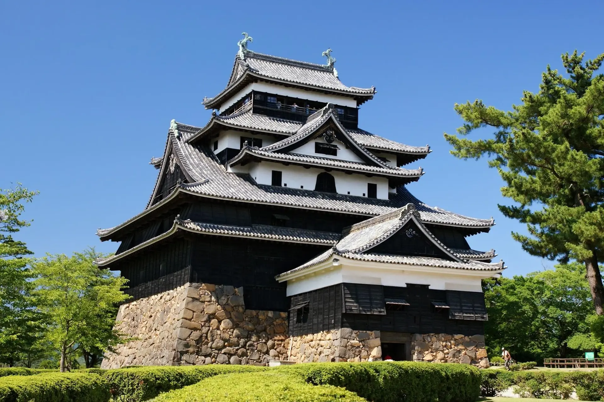 Lâu đài Matsumoto mùa thu 2025 | Biểu tượng Nhật Bản giữa sắc vàng đỏ Nagano