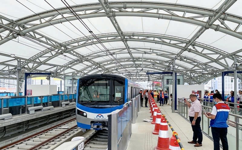 Tàu Metro Tuyến Số 1 - Miễn Phí Vé 1 Tháng Cho Người Dân Sử Dụng