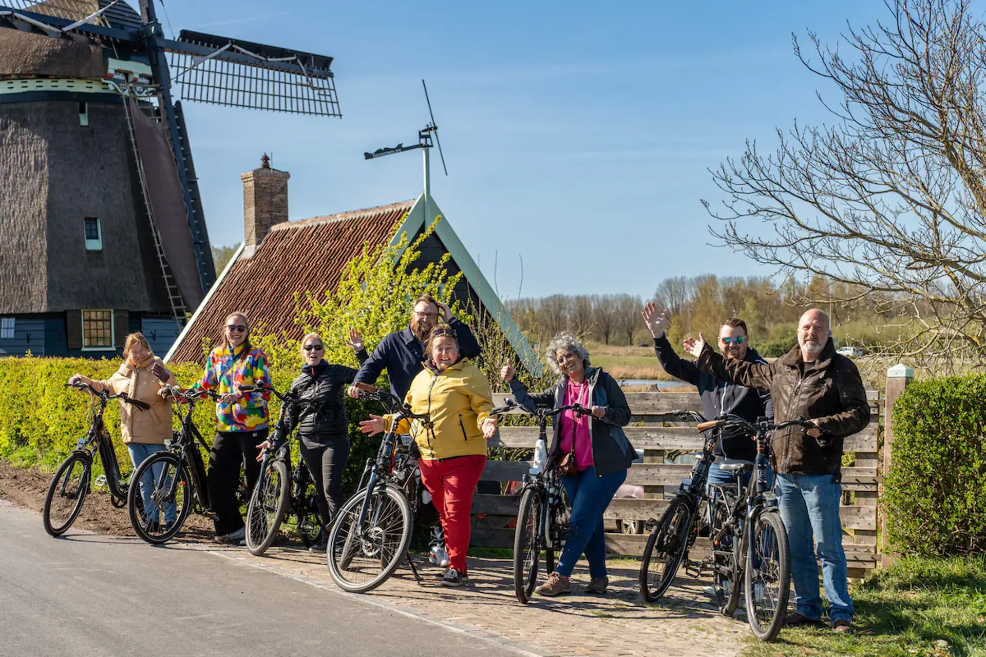 Đạp xe quanh Amsterdam mùa thu – Khám phá vẻ đẹp mùa lá vàng Châu Âu