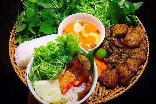 Ẩm Thực Hà Nội: 5 Món Ăn Đường Phố Phải Thử Ngoài Phở | Gợi Ý Từ Du Lịch Triều Hảo