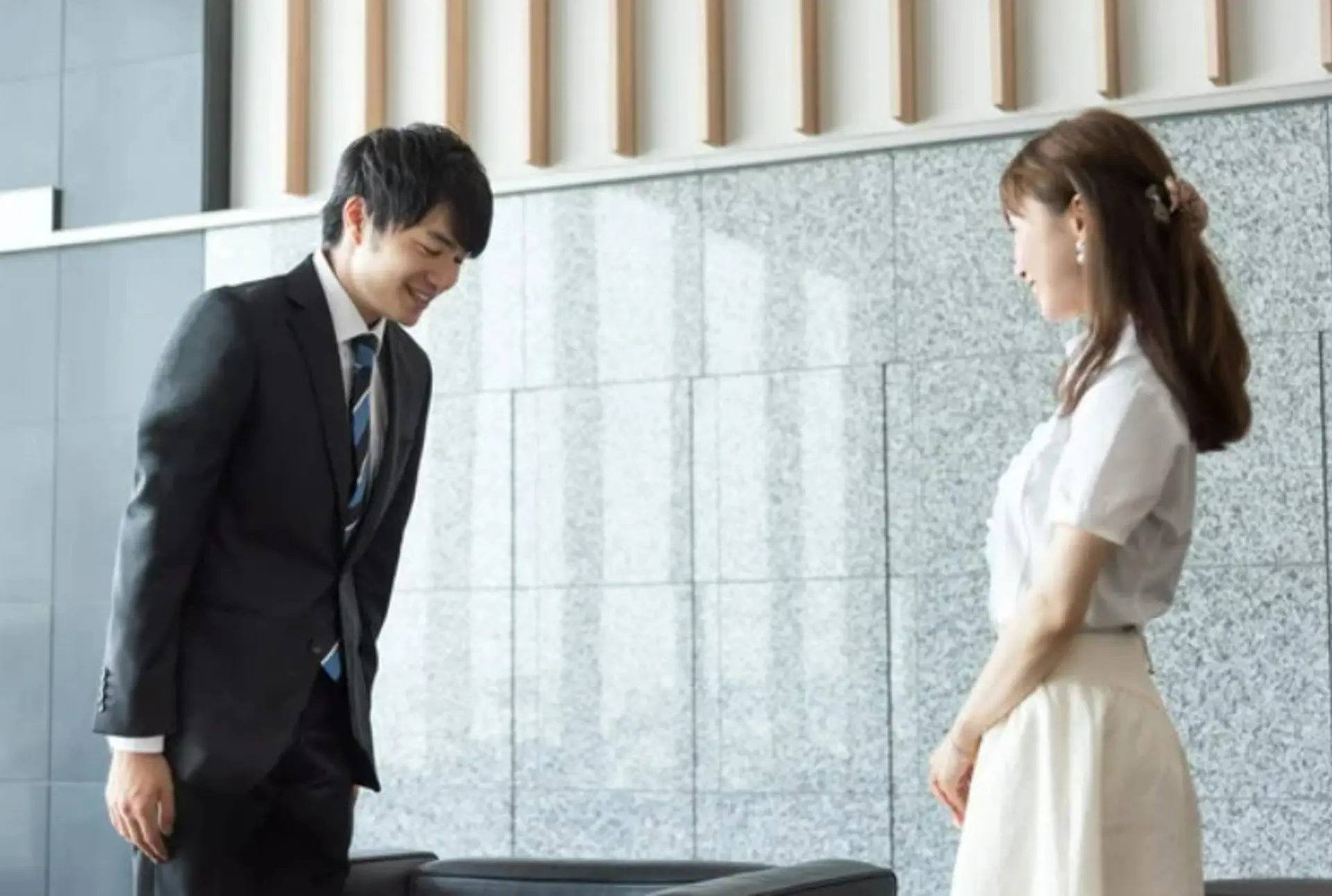 Văn Hóa Cúi Chào Ở Nhật Bản: Ý Nghĩa Đặc Biệt Của Từng Kiểu Cúi