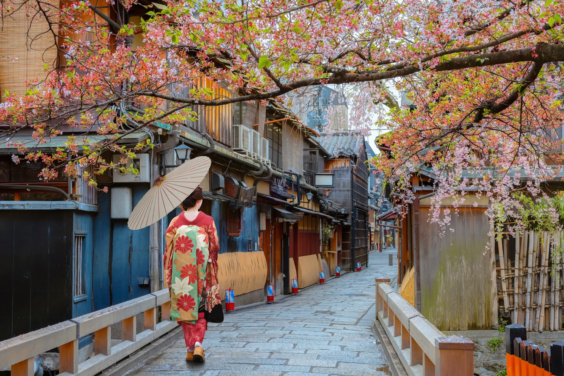 Phố cổ Gion mùa thu – Trải nghiệm mặc kimono dạo bước giữa Kyoto cổ kính