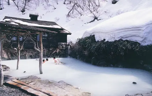 Onsen mùa đông Nhật Bản 2025 – Trải nghiệm tắm khoáng nóng tuyệt vời