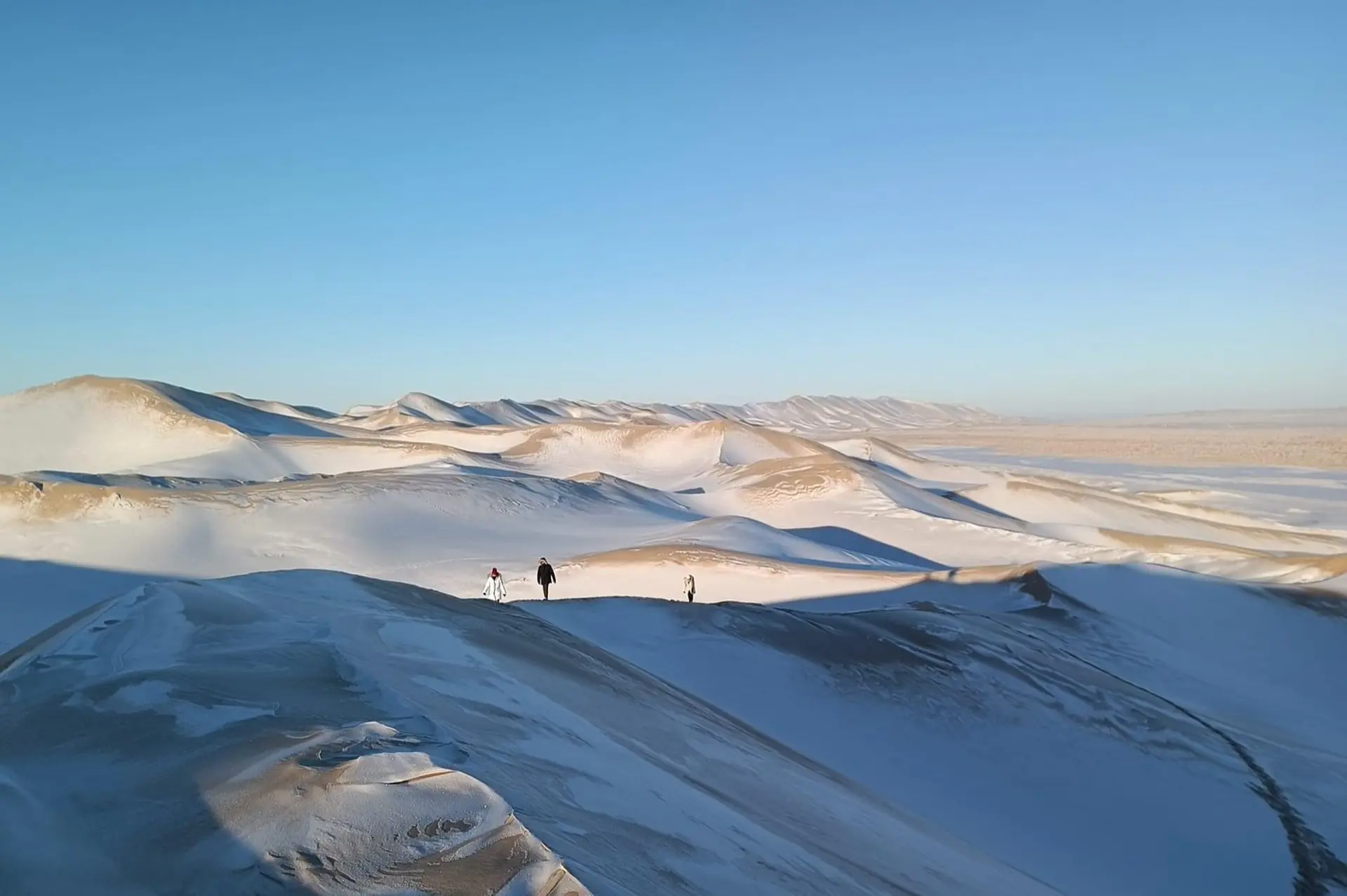 Gobi mùa đông – Khi sa mạc phủ tuyết trắng và thiên nhiên tĩnh lặng đến lạ