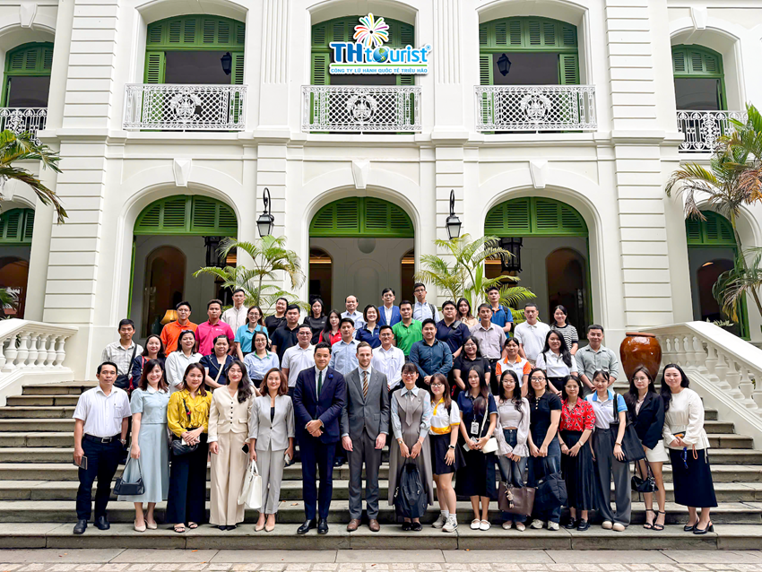 Du Lịch Triều Hảo Vinh Dự Được Tổng Lãnh Sự Quán Pháp Mời Đến Thăm Dinh Thự Pháp